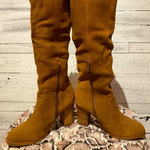 Like new! Beautiful Aldo Suede boots • Size 6 - Picture 3 of 9